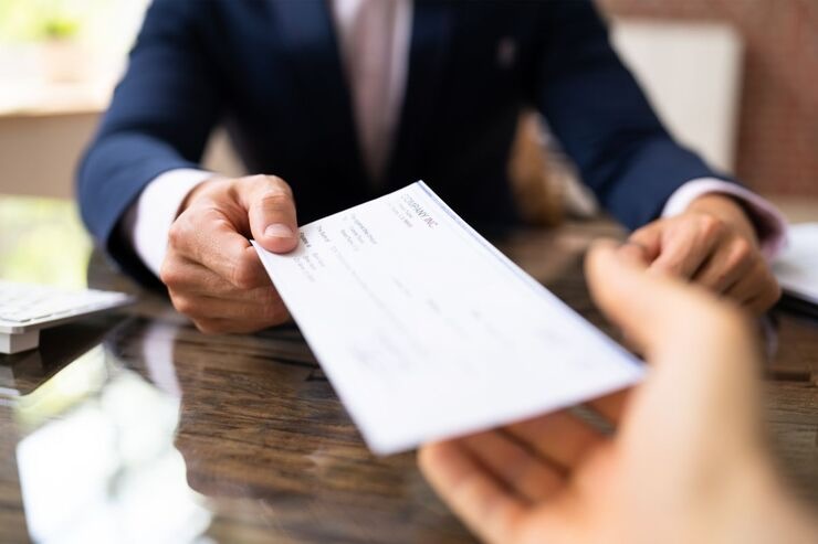 Passaggio di documento di mano in mano