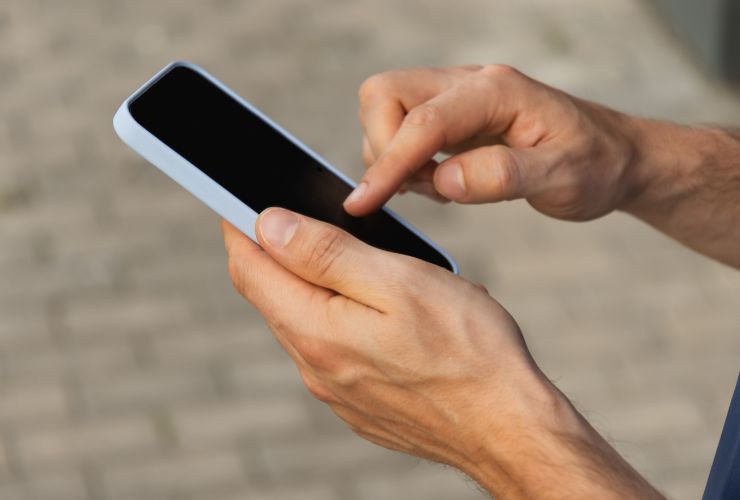 uomo con telefono in mano