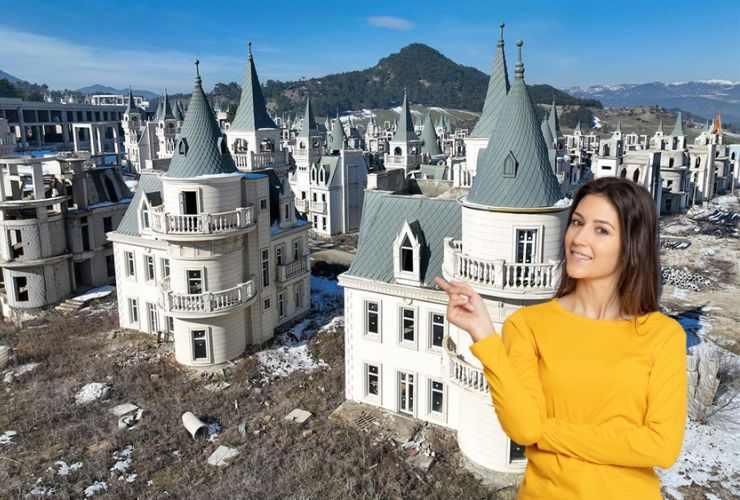 la città di Burj Al Babas ed una ragazza che indica i castelli