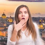 donna spaventata in primo piano e roma dall'alto da sfondo