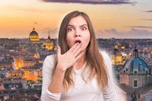 donna spaventata in primo piano e roma dall'alto da sfondo