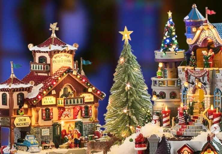 casette e alberelli di natale del villaggio natalizio flovergarden