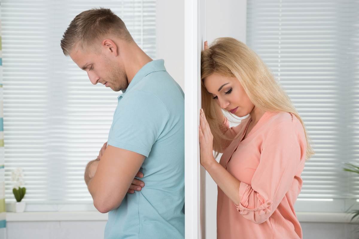 due persone divise da un muro