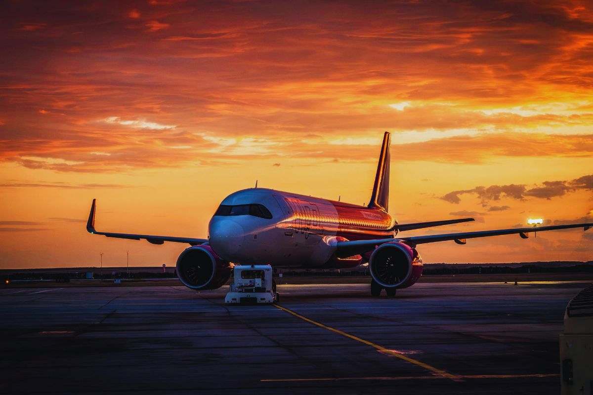 Aereoplano della Wizz Air fermo sulla pista