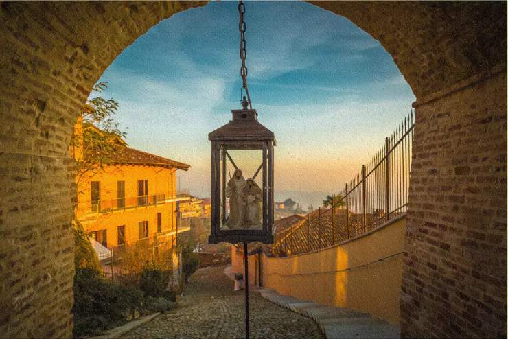 Uno dei cento presepi di Cocconato installato all'interno di una lanterna appesa ad un sottopassaggio