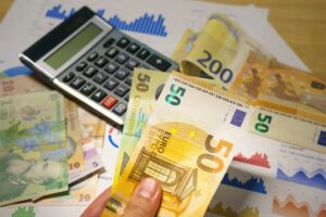 banconote e calcolatrice