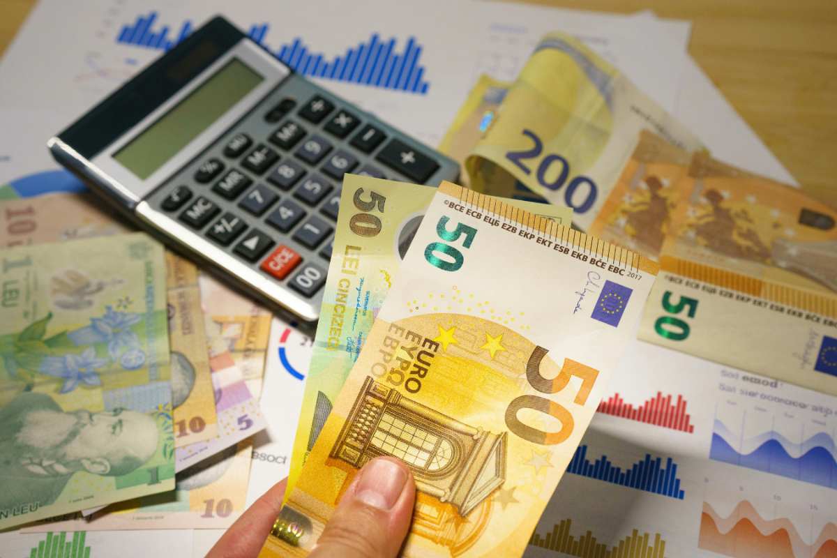 banconote e calcolatrice