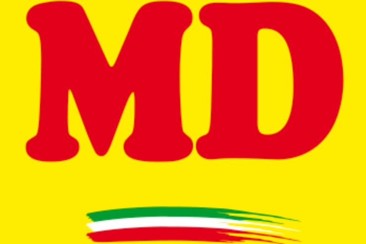 L'insegna del Discount MD e sotto la bandiera dell'Italia