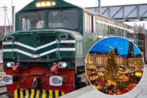 treno vintage e paesaggio natalizio