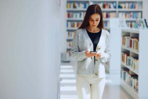 Ragazza che utilizza smartphone