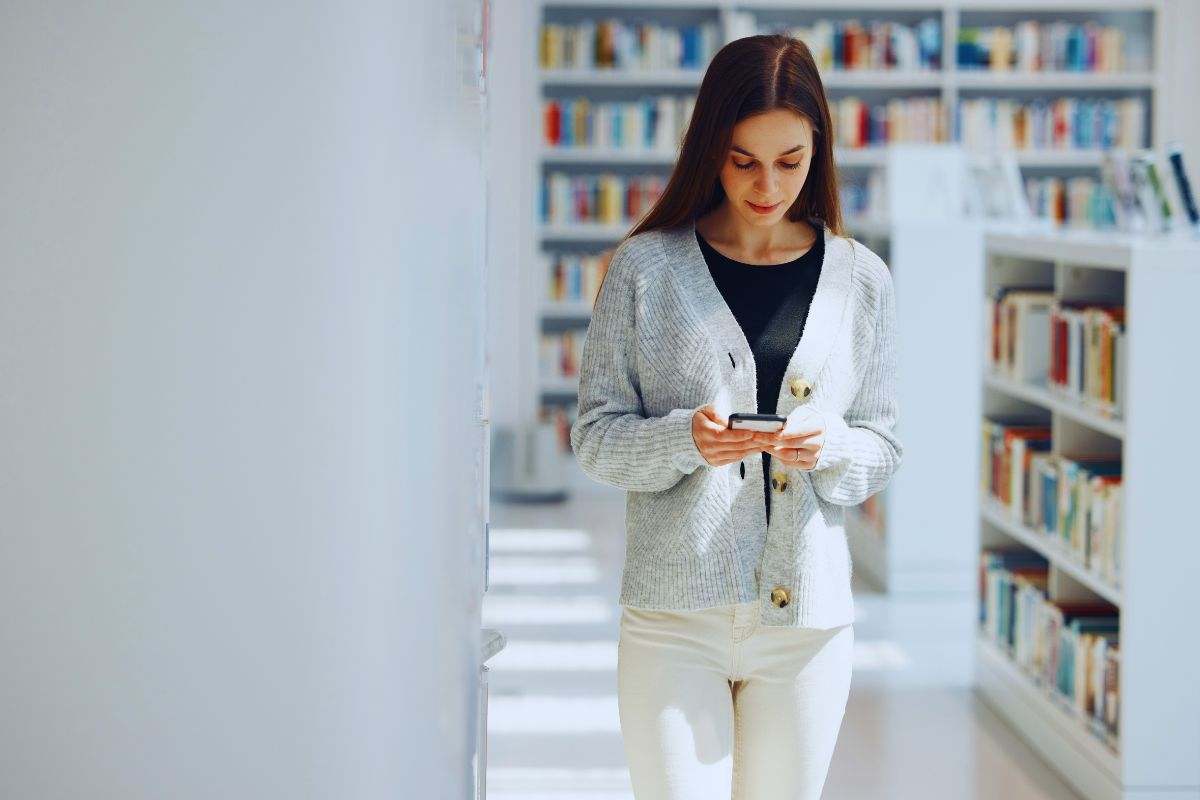 Ragazza che utilizza smartphone