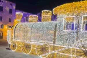 Treno di luci natalizie