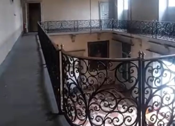 interno della residenza nobiliare abbandonata