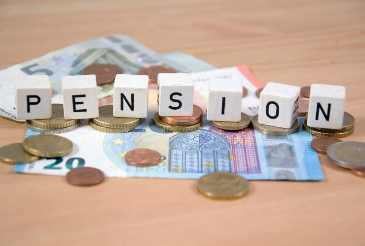 soldi e scritta sul tavolo