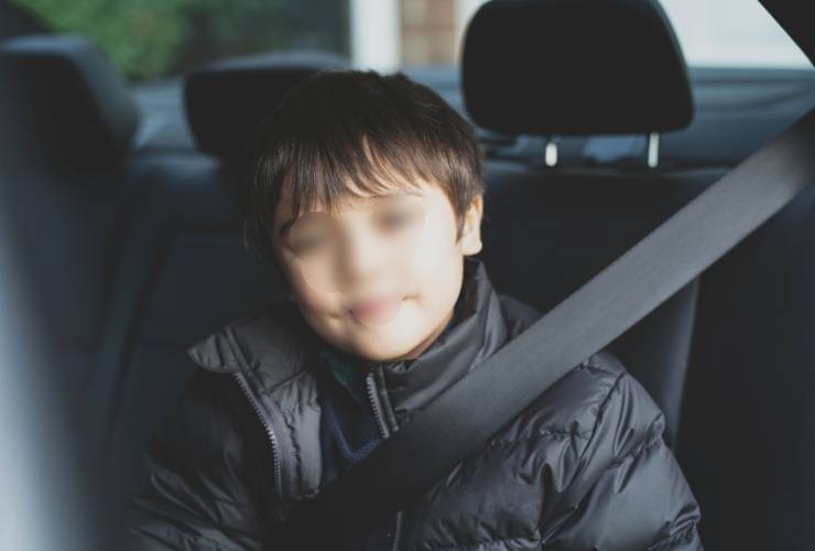 bambino in auto con la cintura di sicurezza