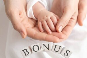 mano di adulto che tiene mano di neonato e scritta bonus
