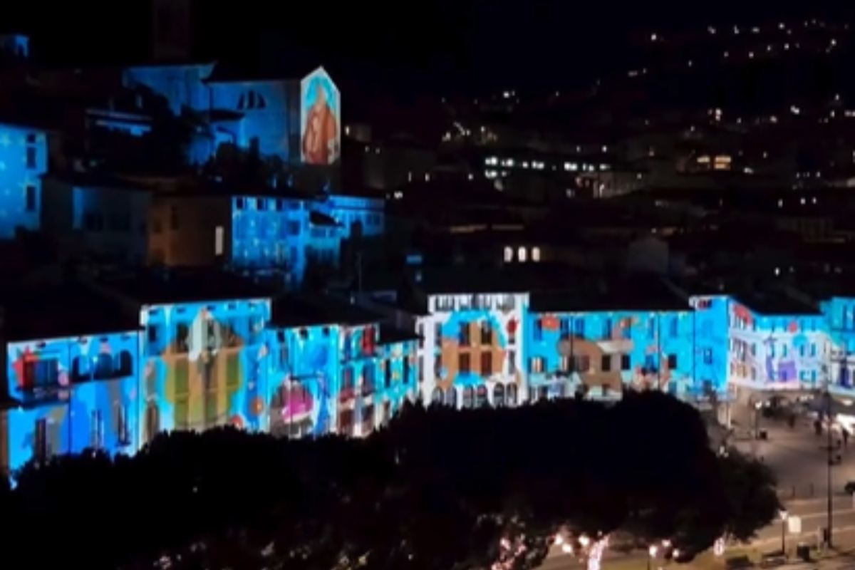 il borgo di lovere illuminato con le luci natalizie