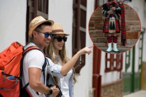 una coppia di turisti e persona vestita scozzese