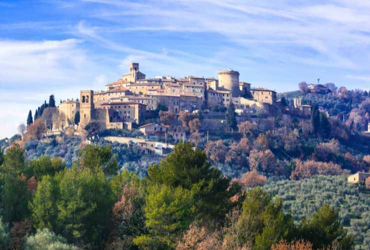 paesaggio con paese collinare