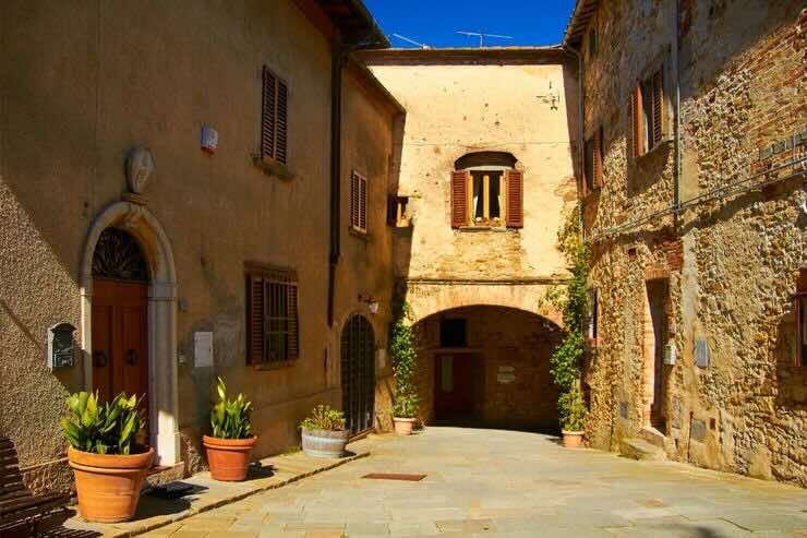 Strada e facciata palazzo in un borgo