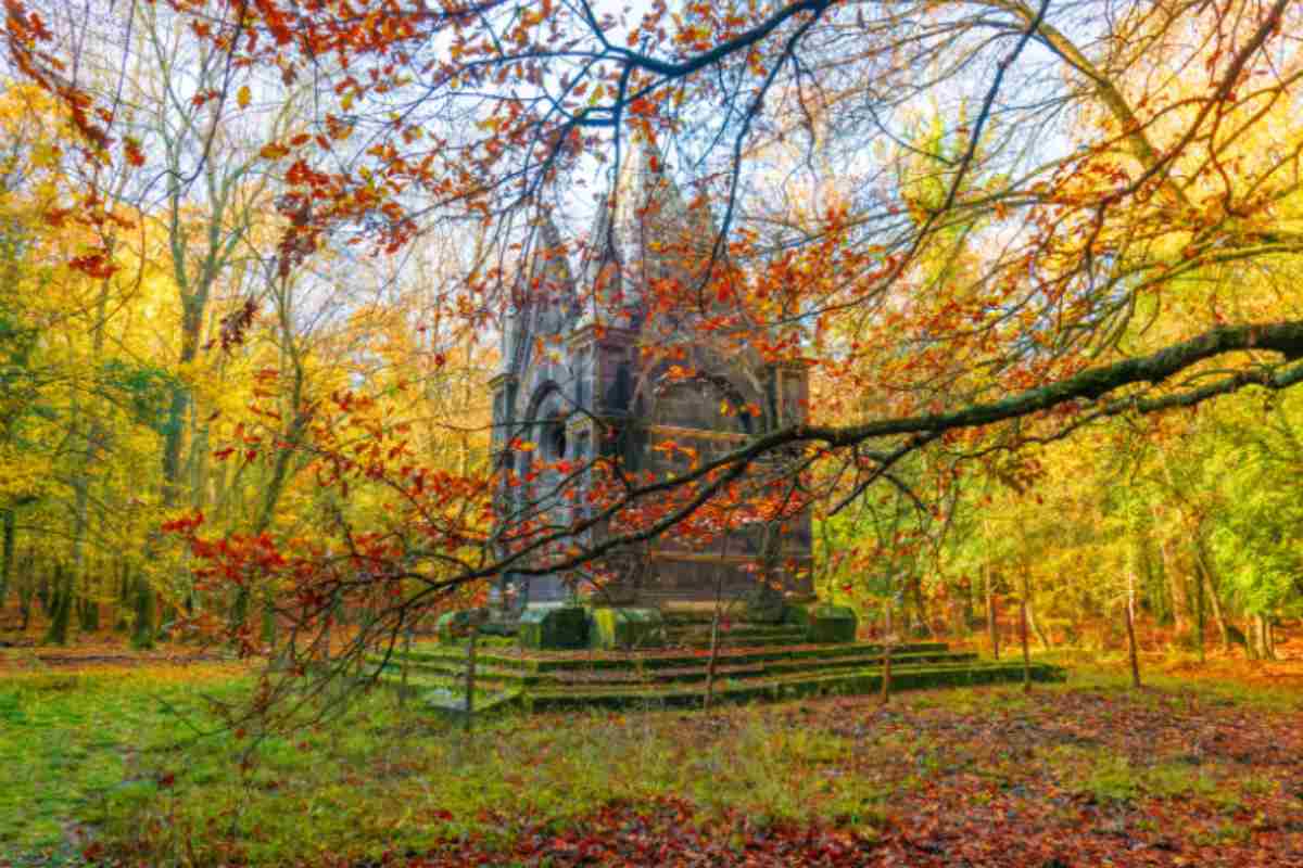 mausoleo neogotico in mezzo al bosco del sasseto