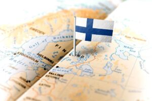 Una cartina che indica la Finlandia con un puntatore che ha attaccata una bandierina della Finlandia