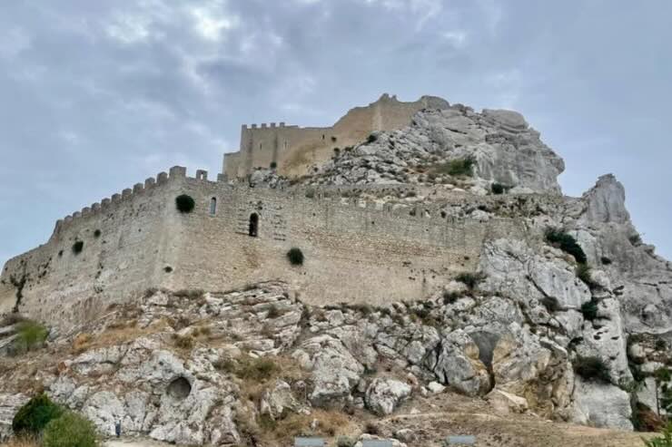 castello mussomeli con cielo nuvoloso