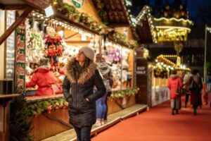 ragazza passeggia per i mercatini di natale