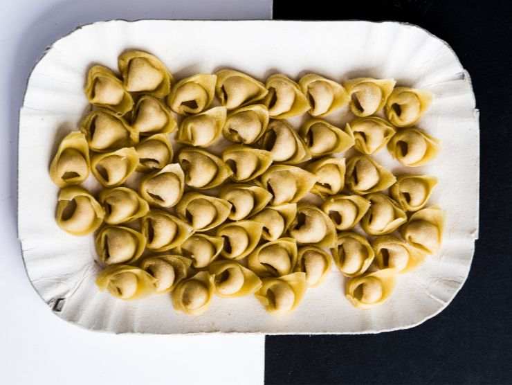 vassoio di tortellini fatti in casa