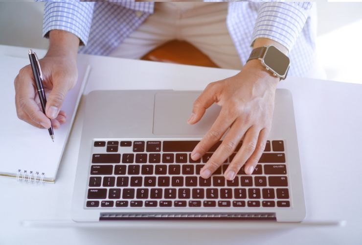 una persona che sta lavorando al computer