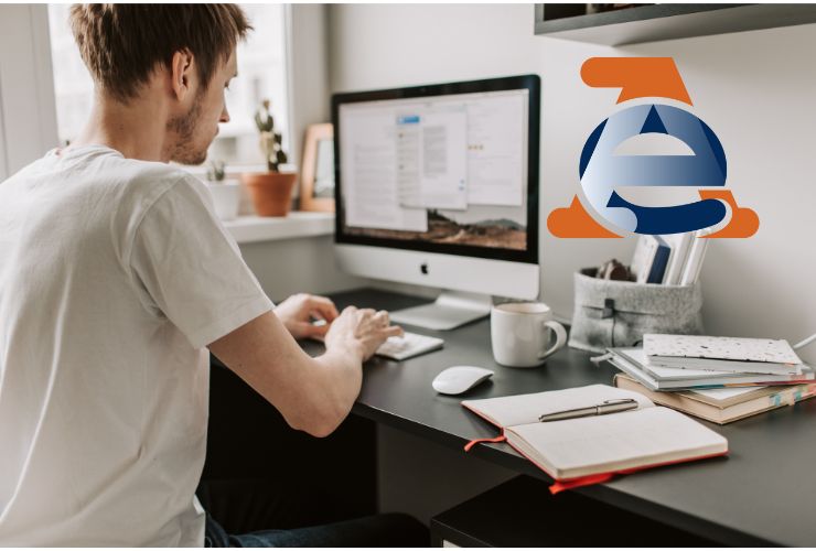 una persona che lavora al computer