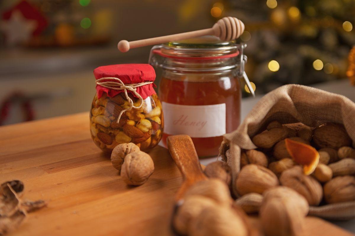 tavola con noci, miele e nocciole