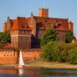 castello marrone con laghetto e barchetta