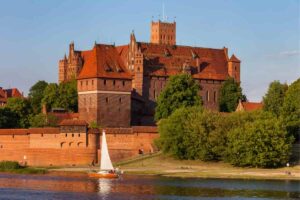 castello marrone con laghetto e barchetta