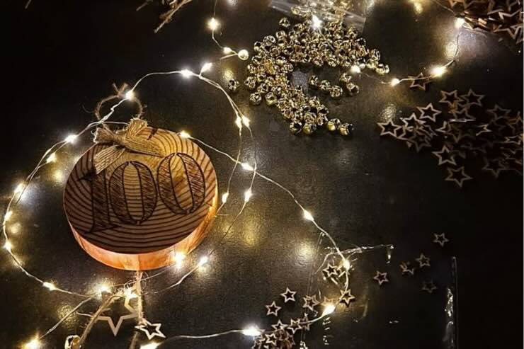 luminarie e pallina con numero 100