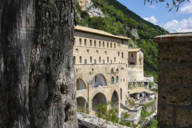 monastero nascosto dalla roccia