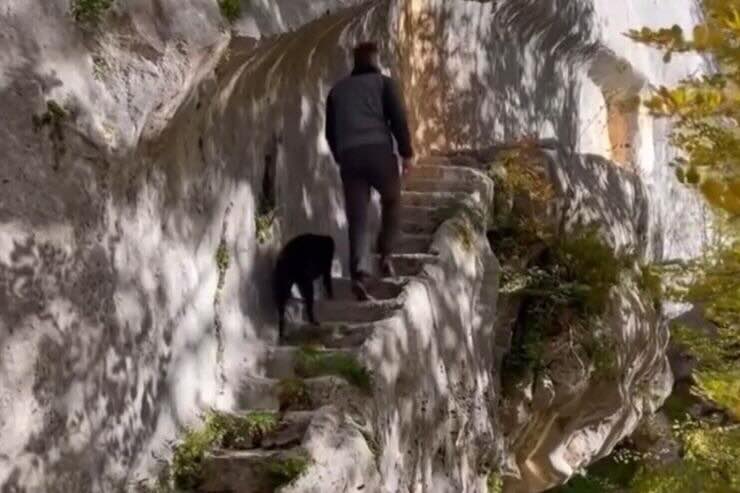 Eremo, costruzione nella roccia con scale