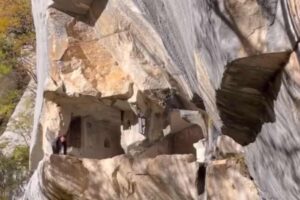 Eremo, costruzione nella roccia