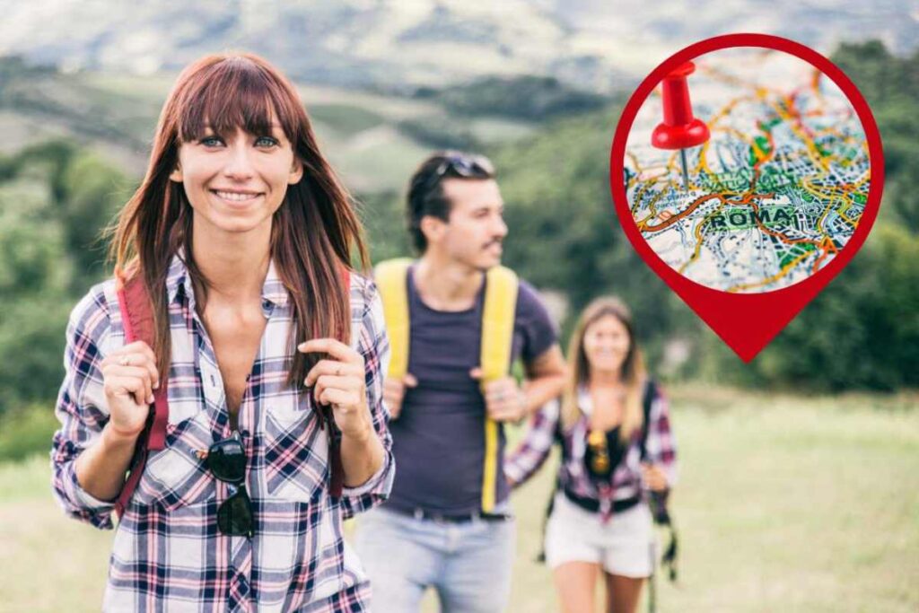 persone che fanno escursione e cartina