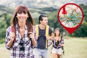 persone che fanno escursione e cartina