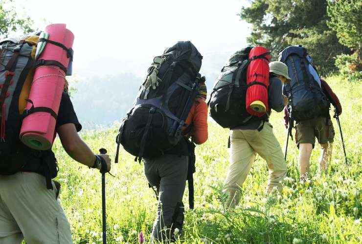 persone mentre fanno escursione