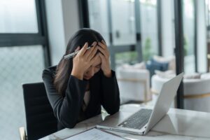 una persona al computer con problemi al lavoro