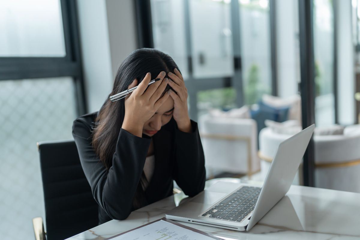una persona al computer con problemi al lavoro