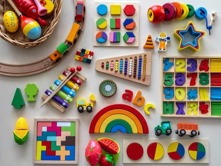 insieme di giocattoli in legno per bambini