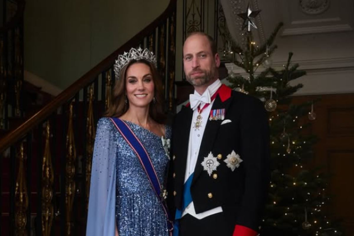 il principe william e la principessa kate davanti all'albero di natale