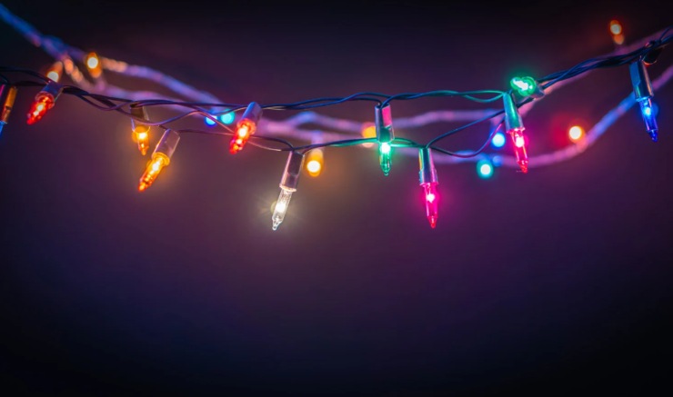 lucine di natale attaccate ad un filo elettrico
