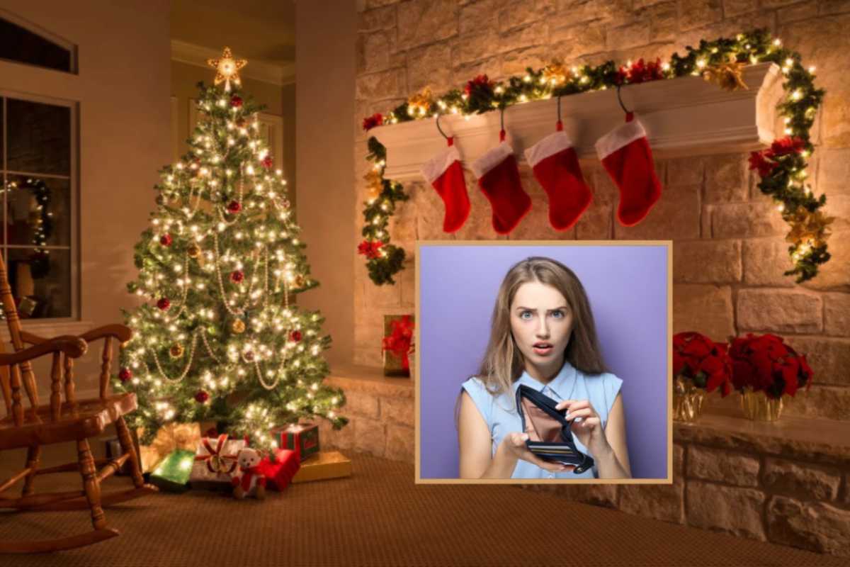 albero di natale illuminato e donna con un portafoglio vuoto in casa