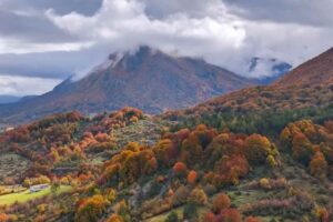 paesaggio autunnale con montagne e nuvole