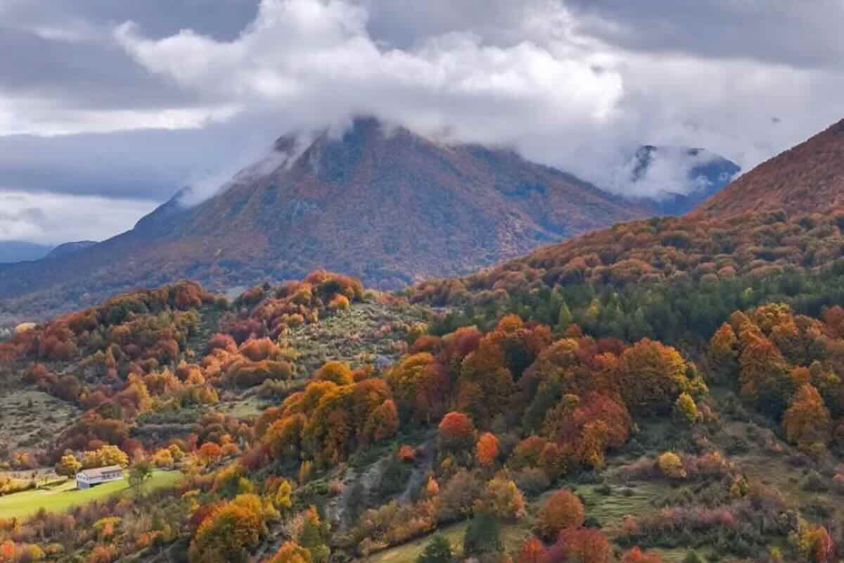 paesaggio autunnale con montagne e nuvole