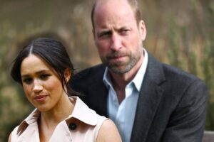 william sullo sfondo e meghan in primo piano